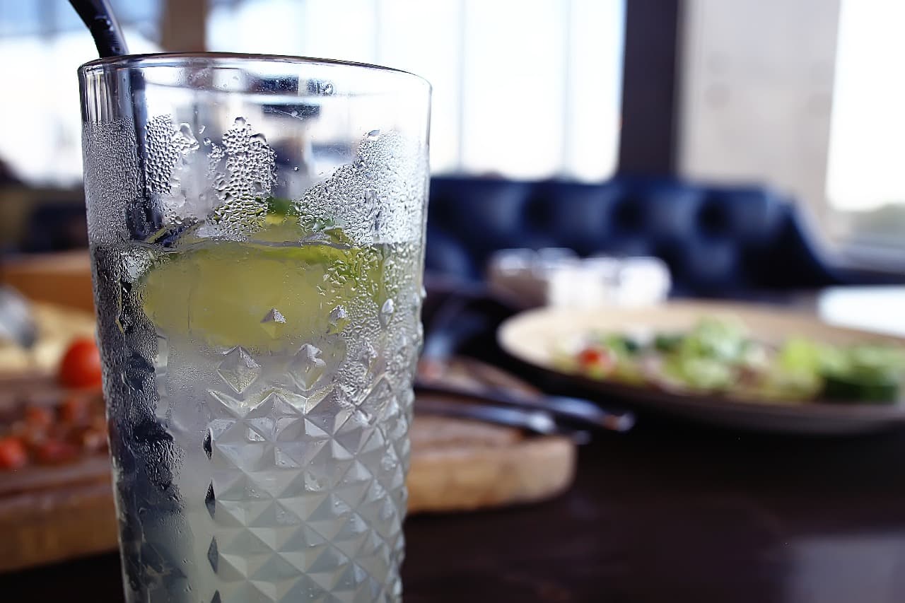 <p><em>Multiple malls in Kolkata serve sparkling water, be it in their restaurants or departmental stores. (Shutterstock)</em></p>