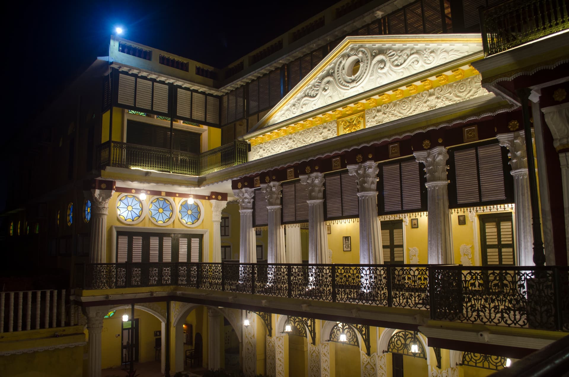 <p><em>Put your tired feet up at the luxurious Bari Kothi. (Picture by Rangan Datta, Wikimedia Commons)</em></p>