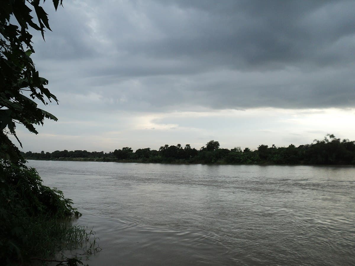 <p><em>Enjoy a quiet cruise on the Bhagirathi river. (Picture by PP Yoonus, Wikimedia Commons)</em></p>