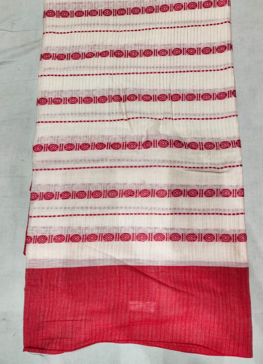 <p><em>Stripes and checks are common in Dhonekhali saris.</em></p>