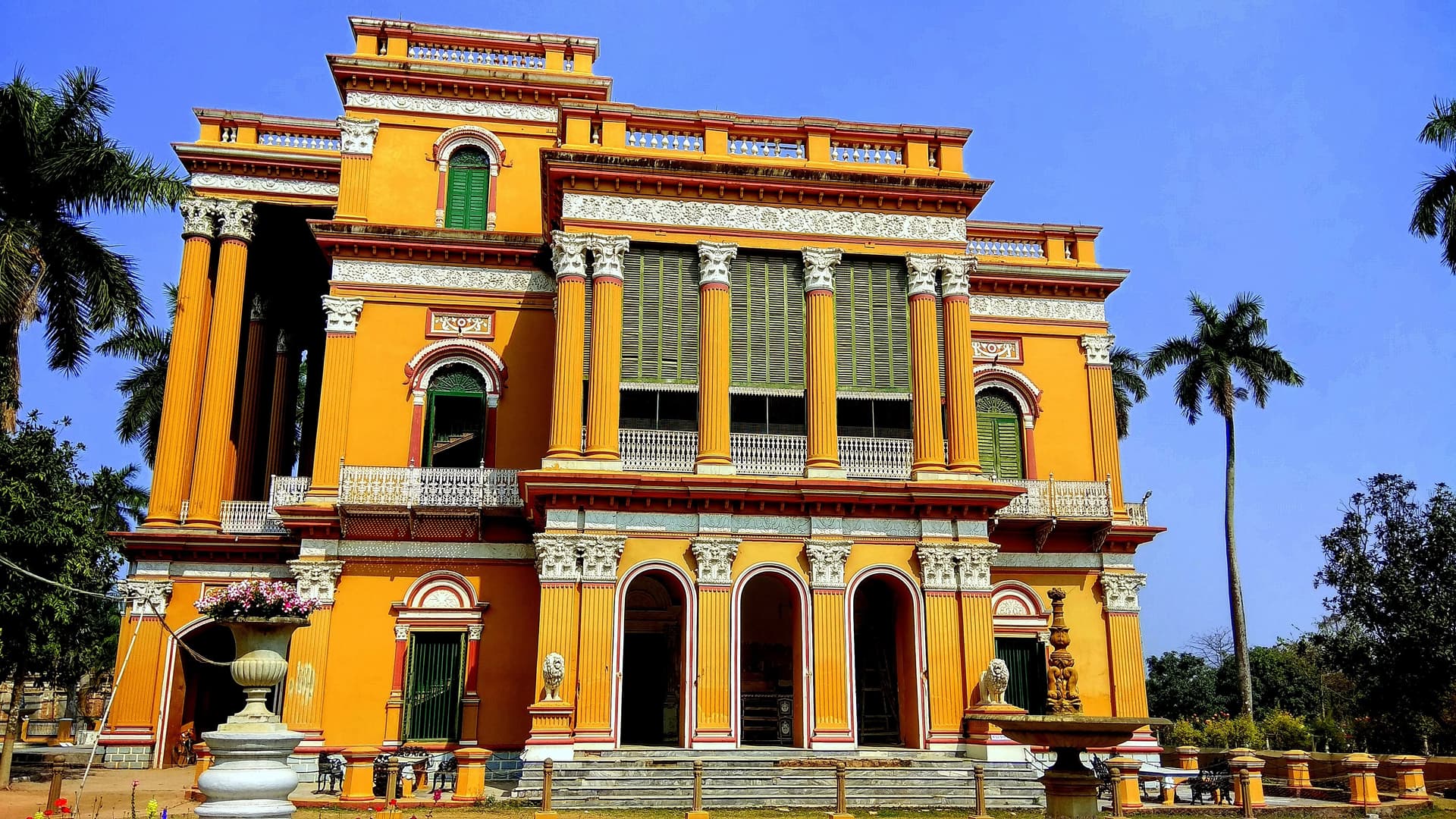 <p><em>Kathgola Palace was built by the Dugar family in 1873. (Picture by Subrata Ghose, Wikimedia Commons)</em></p>