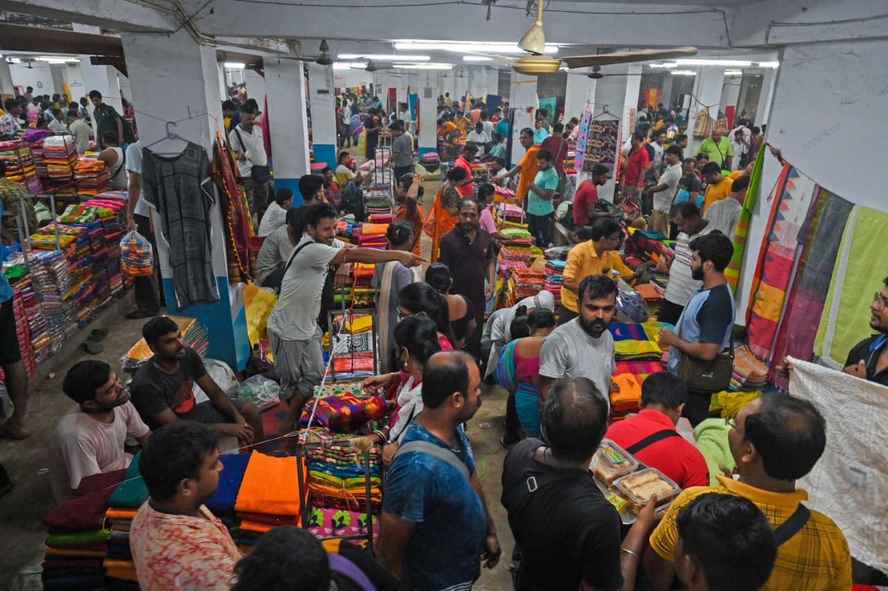 <p><em>The Sunday haat in Shantipur is where you can buy saris at very affordable prices.</em></p>