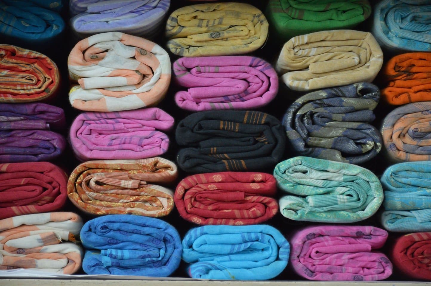 <p><em>Tangail saris are traditionally sold in a unique narrow fold. (Picture by Biswarup Ganguly, Wikimedia Commons)</em></p>