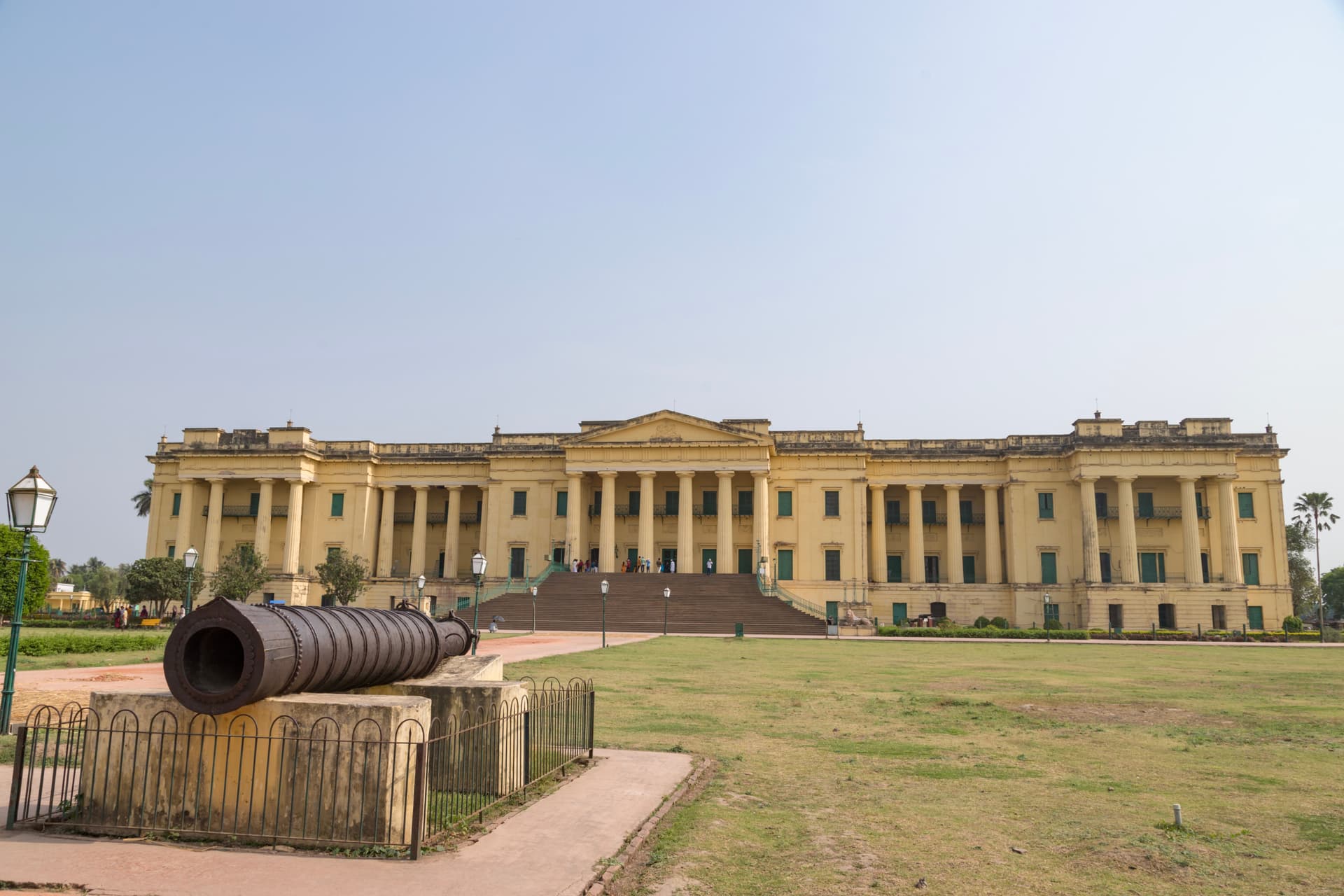 <p><em>Hazarduari Palace in Murshidabad was built by Nawab Nazim Humayun in the 19th century. (Shutterstock)</em></p>