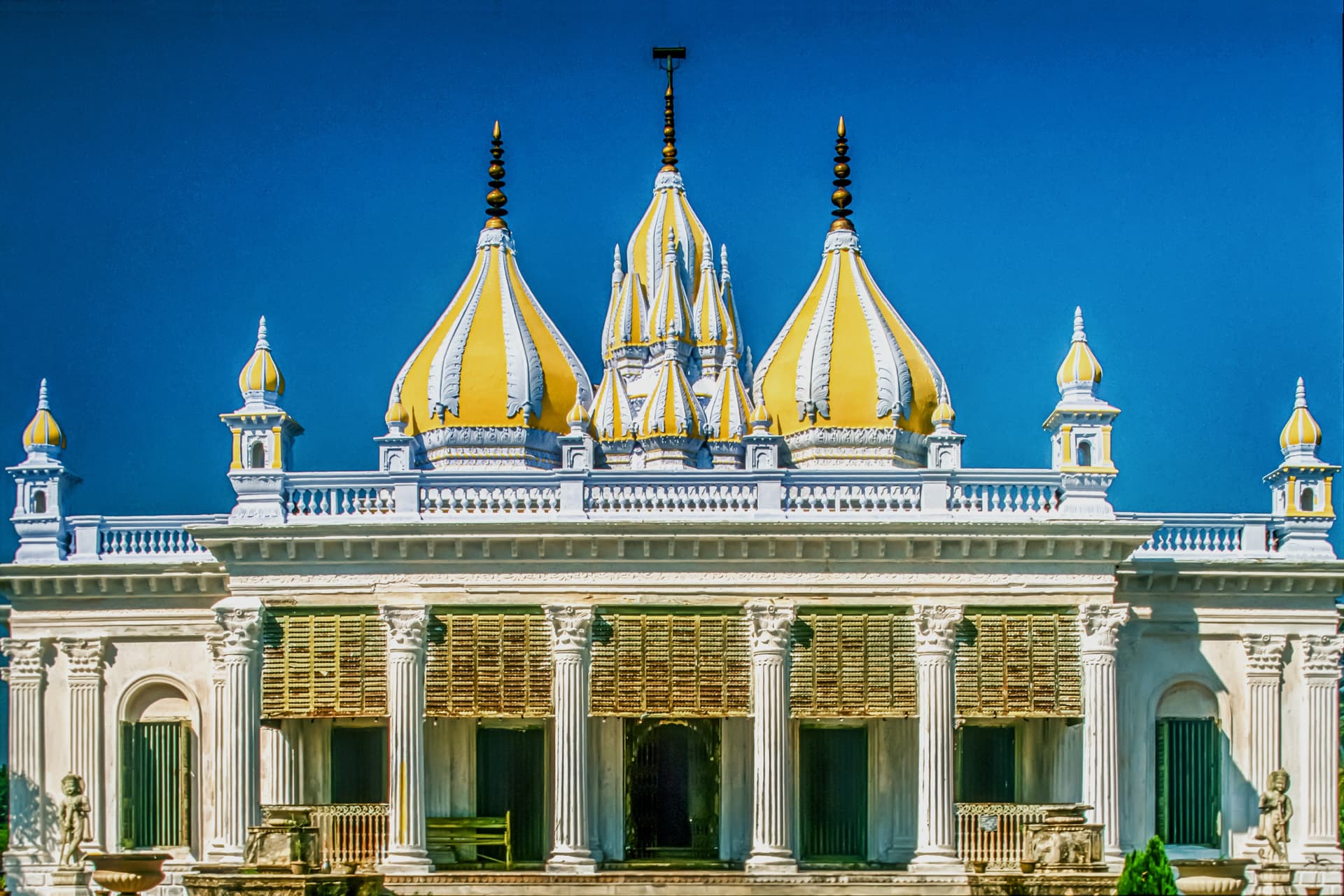 <p><em>Jain temples in Murshidabad are a unique blend of Mughal, colonial and Jain architecture. (Shutterstock)</em></p>