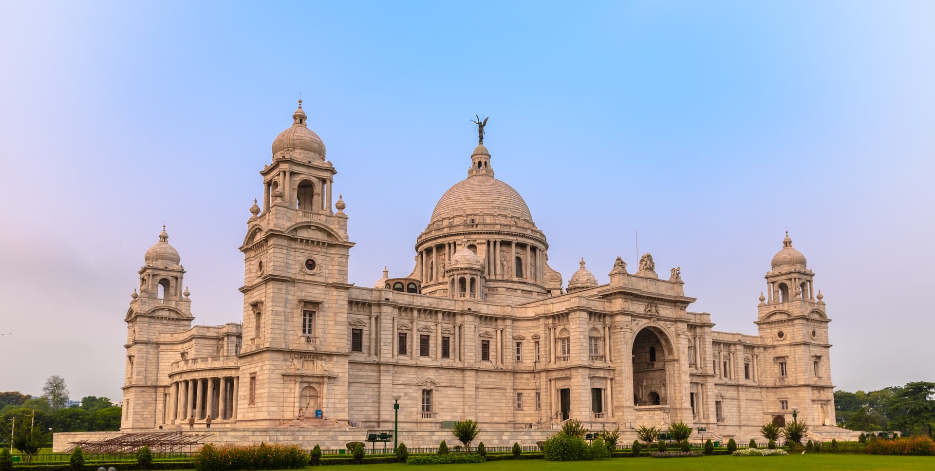 <p>Kolkata’s skyline is defined by the majestic domes of the Victoria Memorial.&nbsp;</p>