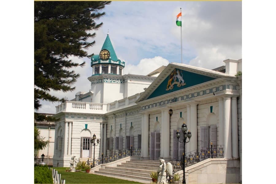 <p>The grand outer facade of the Cossimbazar Palace is truly impressive.&nbsp;</p>