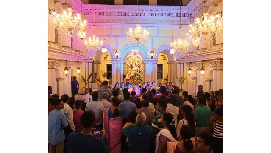 <p><em>18th century chandeliers light up Cossimbazar Rajbari's Chandi Mandap during the Durga Puja.&nbsp;</em></p>