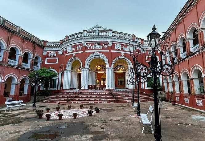 <p>Red-bricked and grand, the Itachuna Rajbari has been a location for many a feature film. (Picture by Pinakpani Biswas/Wikimedia Commons)</p>