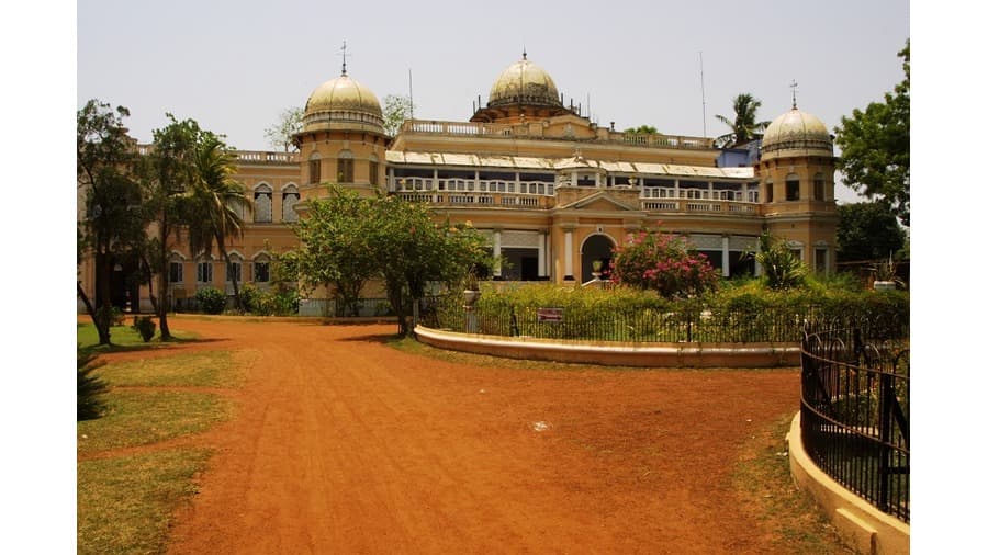 <p dir="ltr"><em>The sprawling Jhargram Raj property. (Picture by Vikramaditya Malladeb, Wikimedia Commons)</em></p>