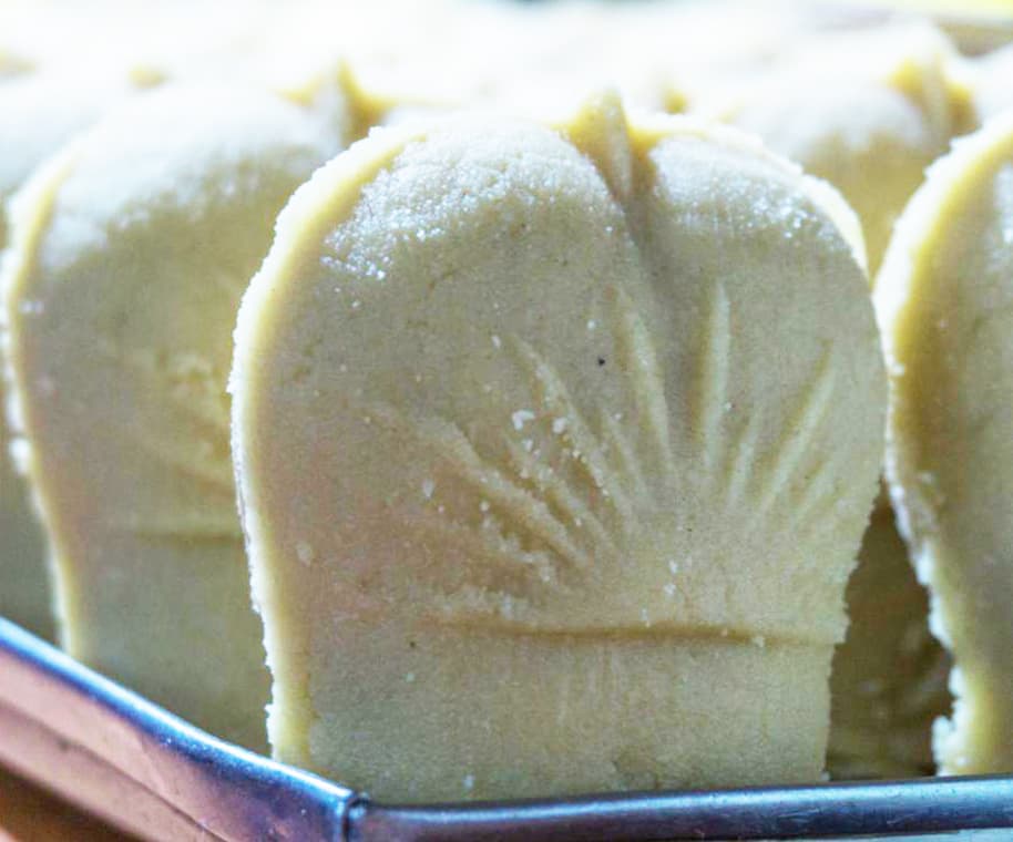 <p dir="ltr"><em>Jolbhora filled with liquid jaggery is a winter delicacy. (Picture by Sumit Surai/Wikimedia Commons)</em></p>