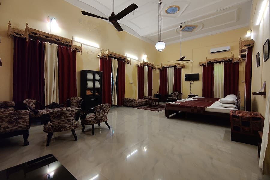 <p><em>The high-ceiling interiors of a large bedroom in the palace.&nbsp;</em></p>