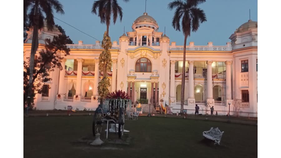 <p><em>Evening view off the Mahishadal Rajbari. (Picture by Sarit Garg, Wikimedia Commons)</em></p>