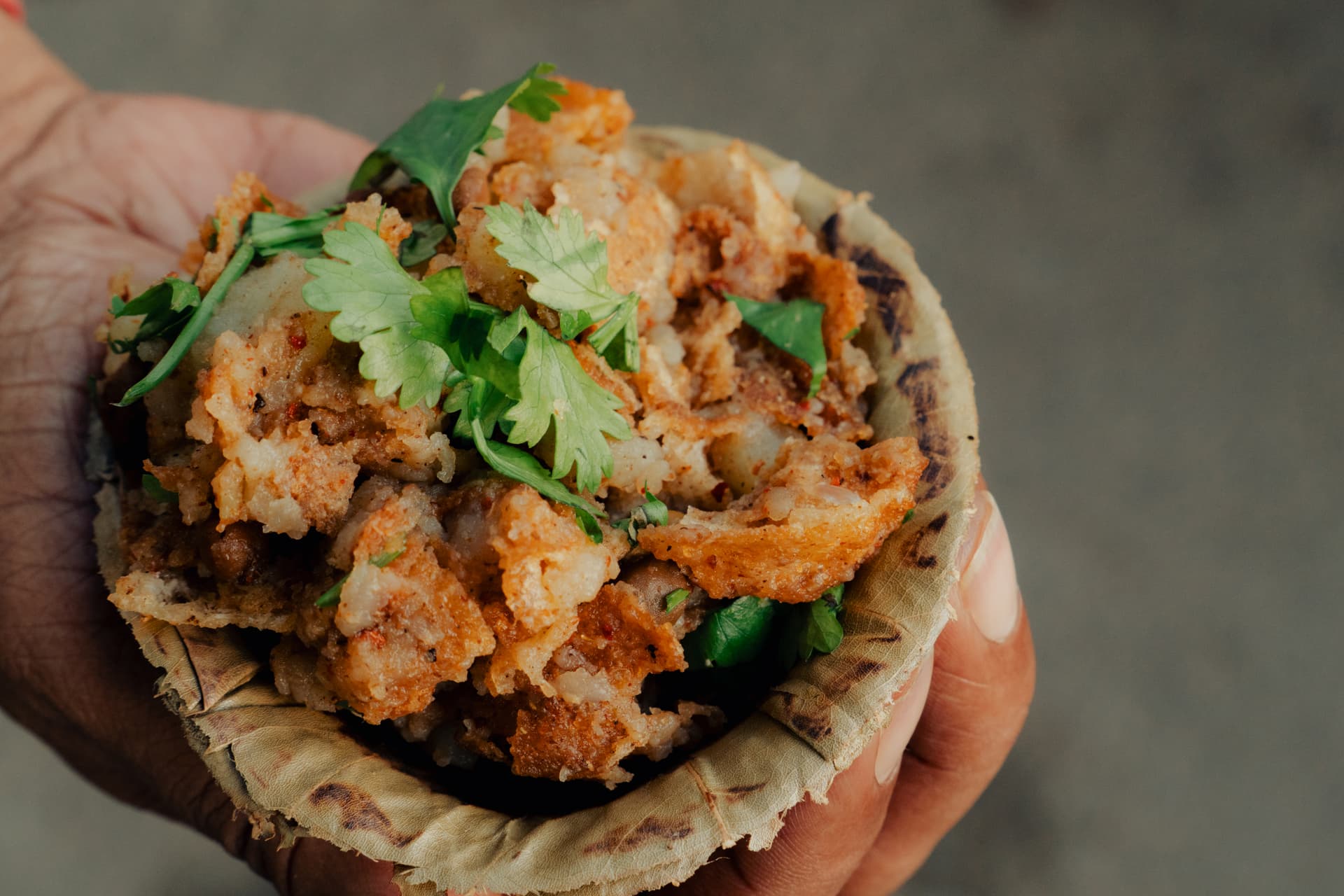 <p><em>The</em> churmur <em>on offer at Dakshinapan is as fiery and mouthwatering as the </em>phuchkas<em>.&nbsp;</em></p>