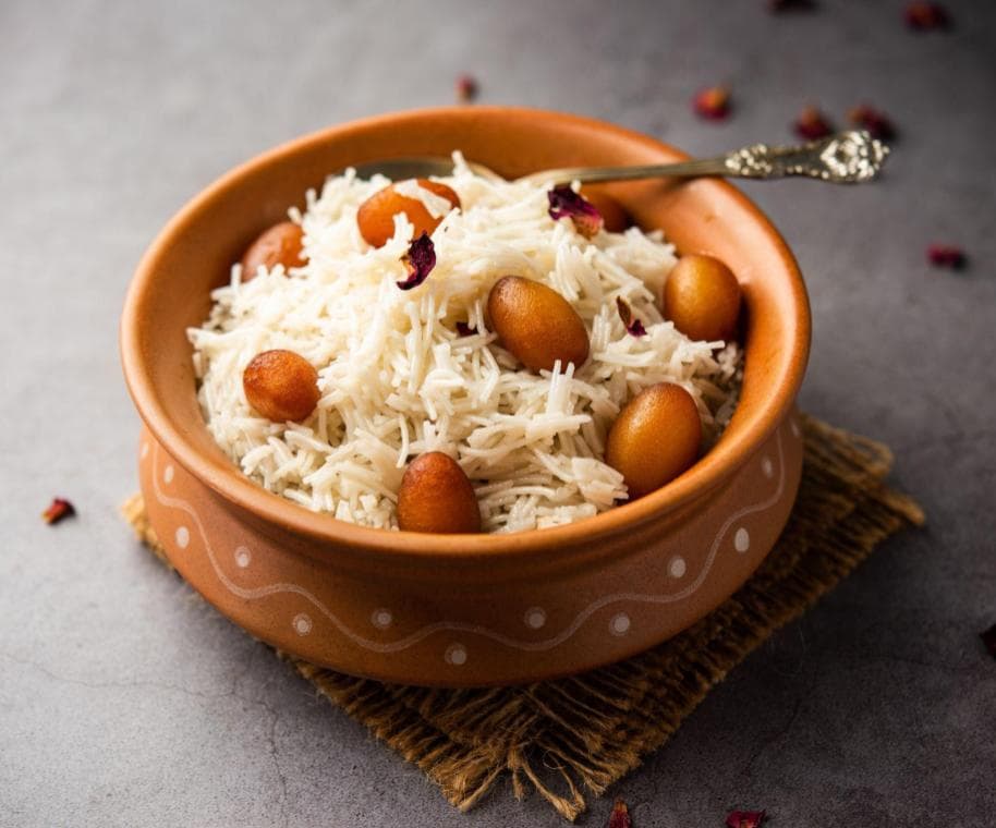 <p><em>Sitabhog and Mihidana are two treats from Burdwan.&nbsp;(Shutterstock)</em></p>
