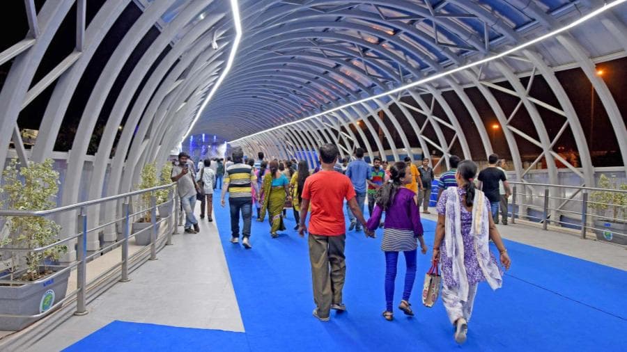 <p>The skywalk has made the Dakshineswar Temple easier to access.&nbsp;</p>