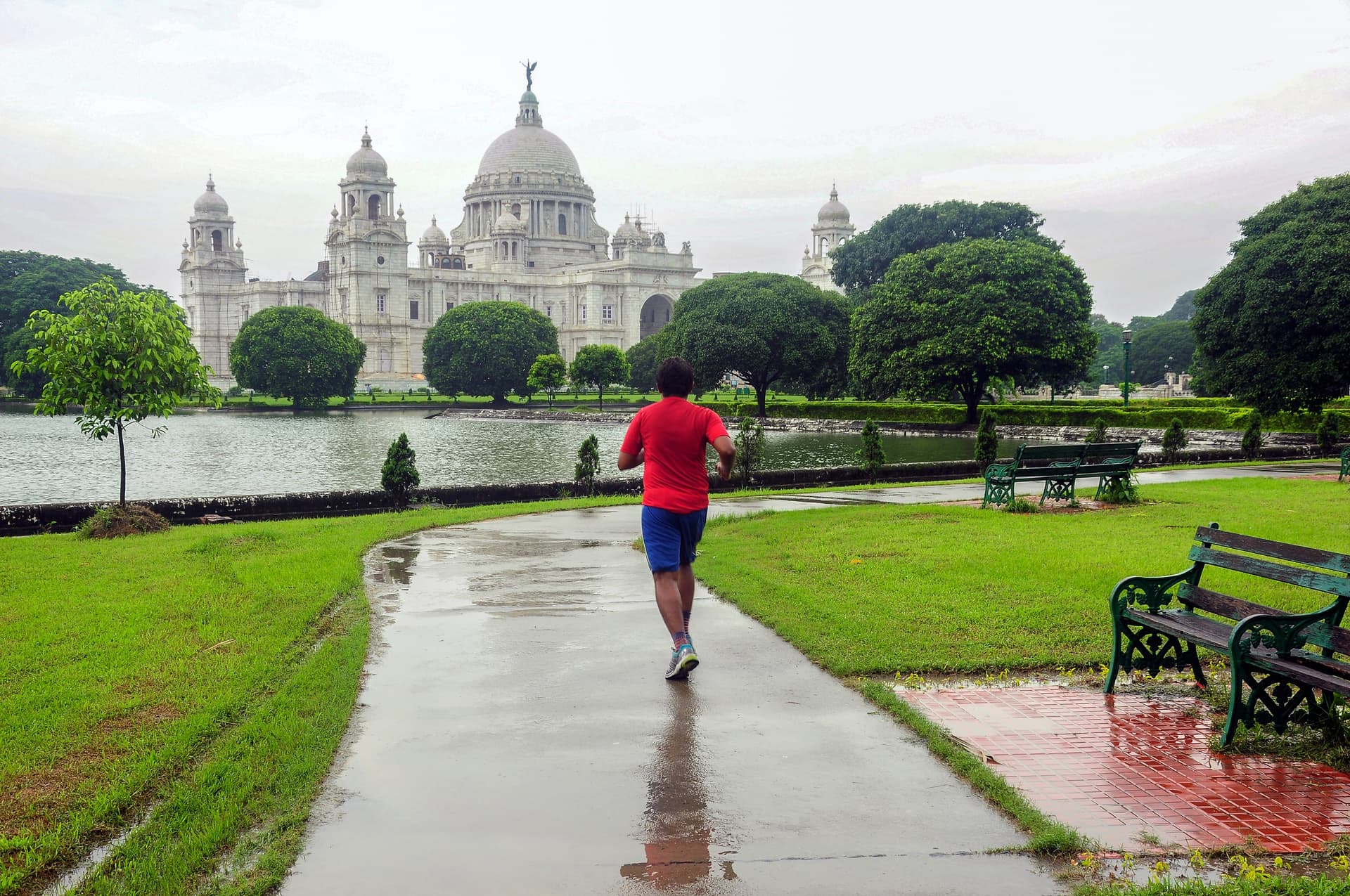 <p><em>Jog around the Victoria Memorial greens.</em></p>