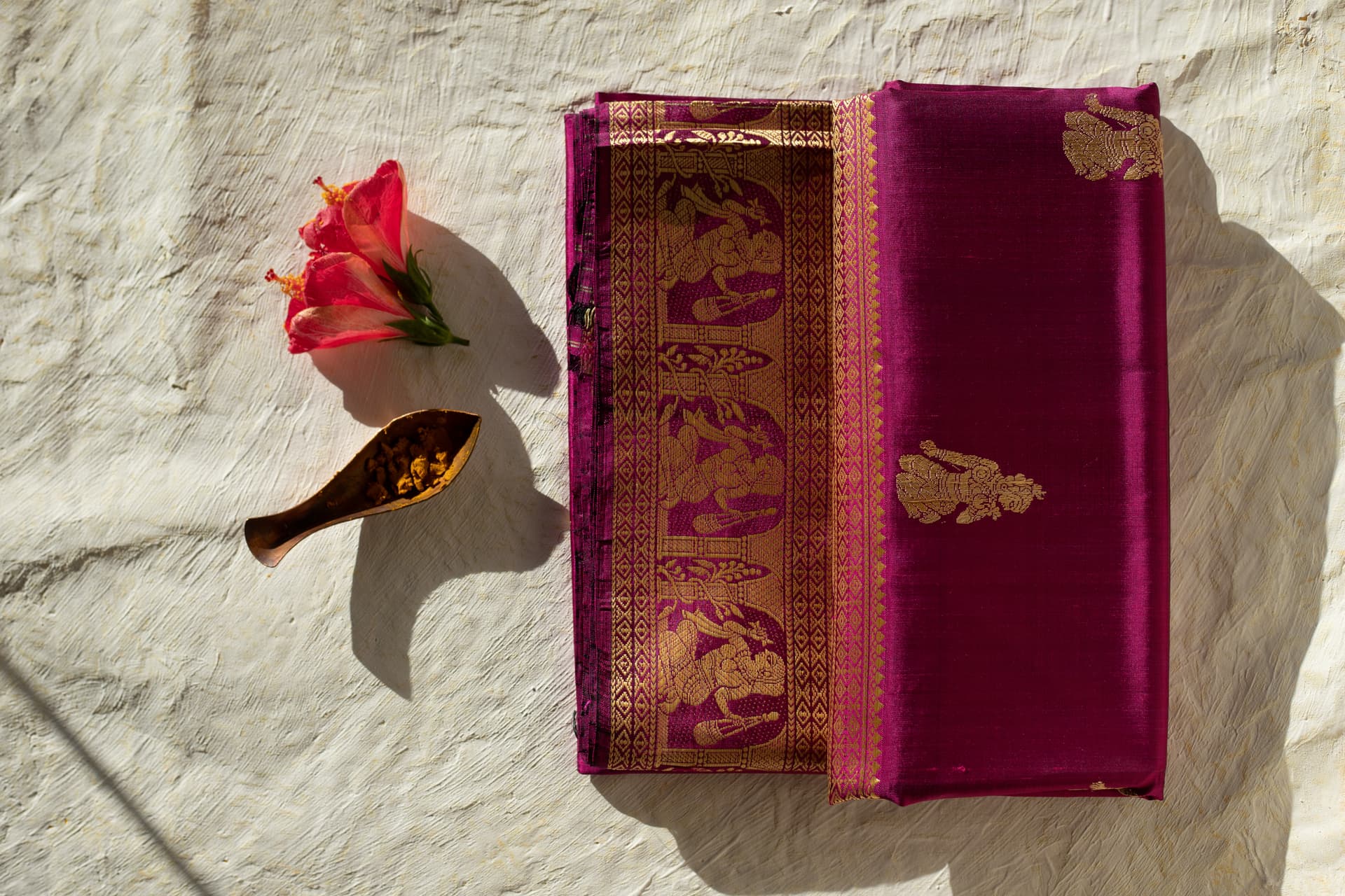 <p><em>The border and pallu motifs in Baluchari saris depict stories from mythological epics. (Shutterstock)</em></p>