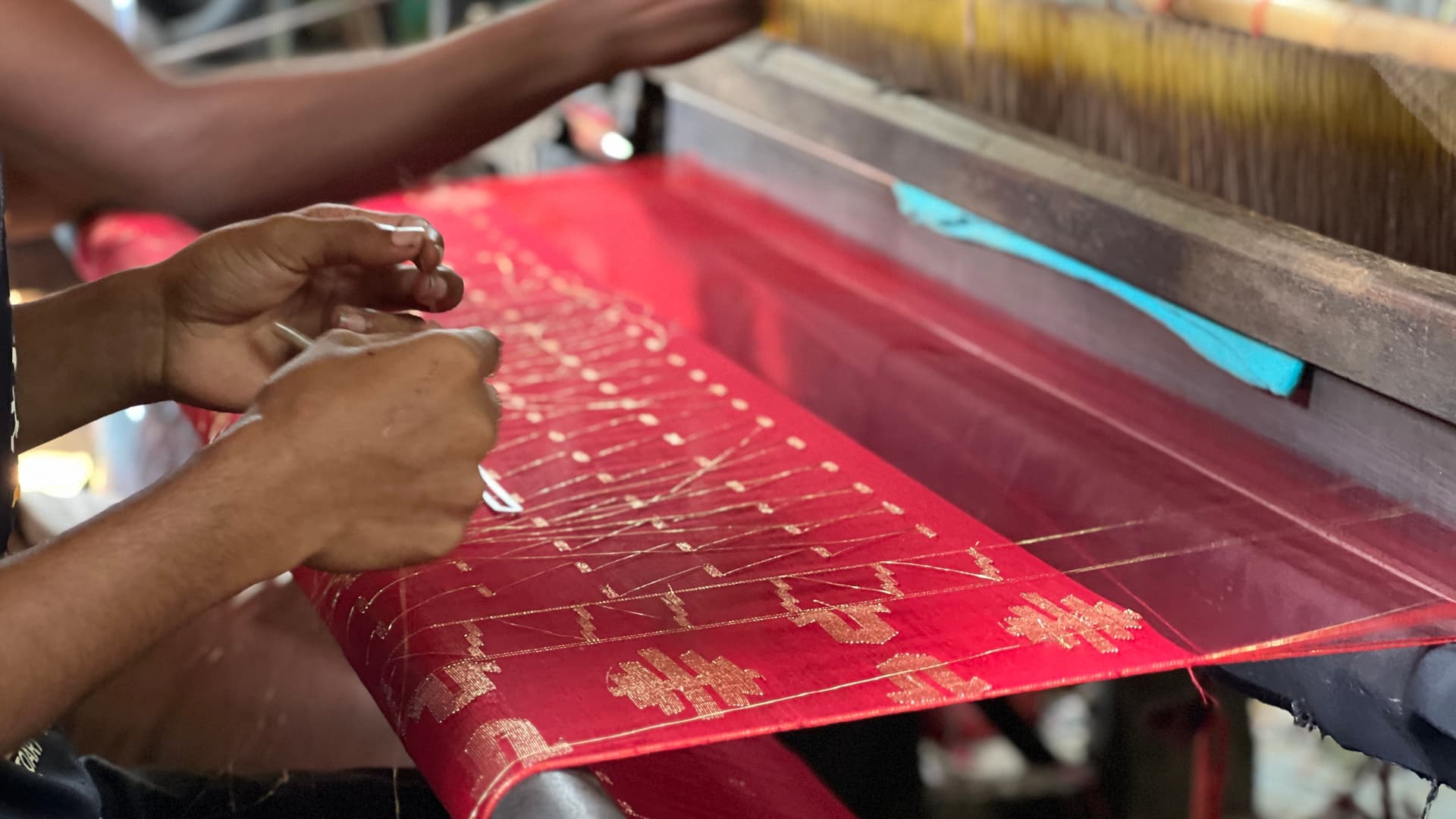 <p><em>It takes at least 10 to 15 days to weave a single Jamdani sari. (Shutterstock)</em></p>