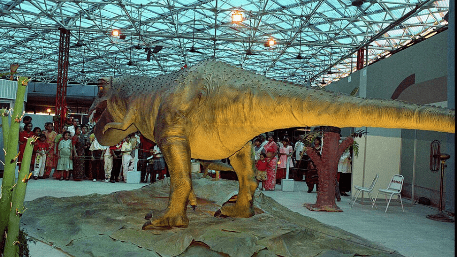<p>Towering dinosaurs and prehistoric beasts bring Earth’s ancient past vividly to life at Science City. (Picture by Biswarup Ganguly, Wikimedia Commons)</p>