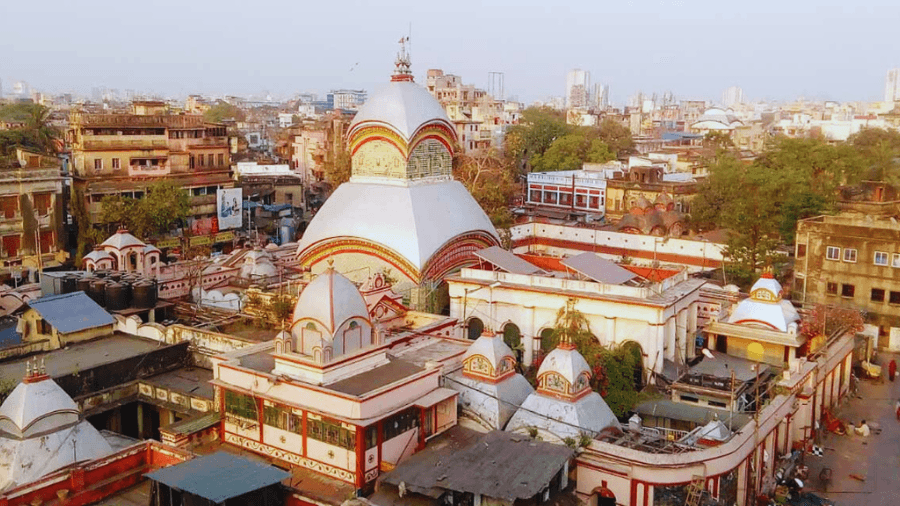 <p>The main temple is dedicated to Kali but the complex also houses Shiva and Radha-Krishna temples.</p>