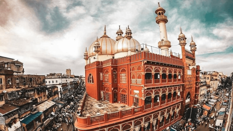 <p>The gateway to the masjid resembles the Buland Darwaza of Fatehpur Sikri.</p>