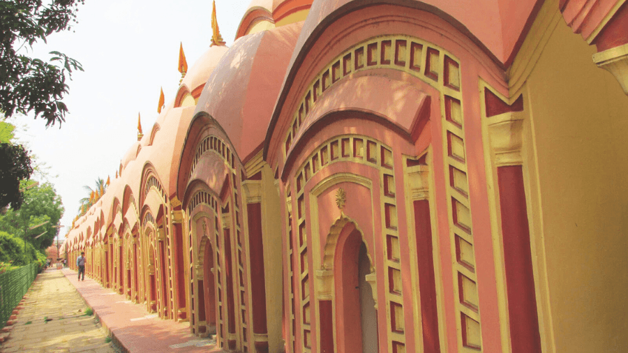 <p>Two concentric circles of terracotta temples create a unique 19th-century architectural marvel dedicated to Lord Shiva.&nbsp;</p>