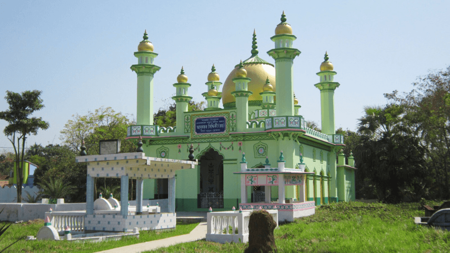 <p>Pir Mela held at Furfura Sharif every year is a popular destination among pilgrims.</p>