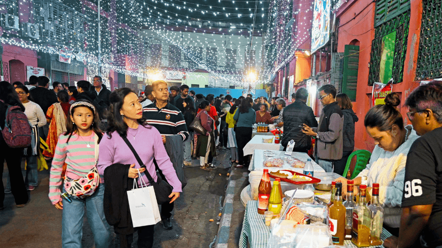 <p>December 23 brings the pre-Christmas carnival — food stalls open, performances spill into corners and the lanes truly come alive.</p>