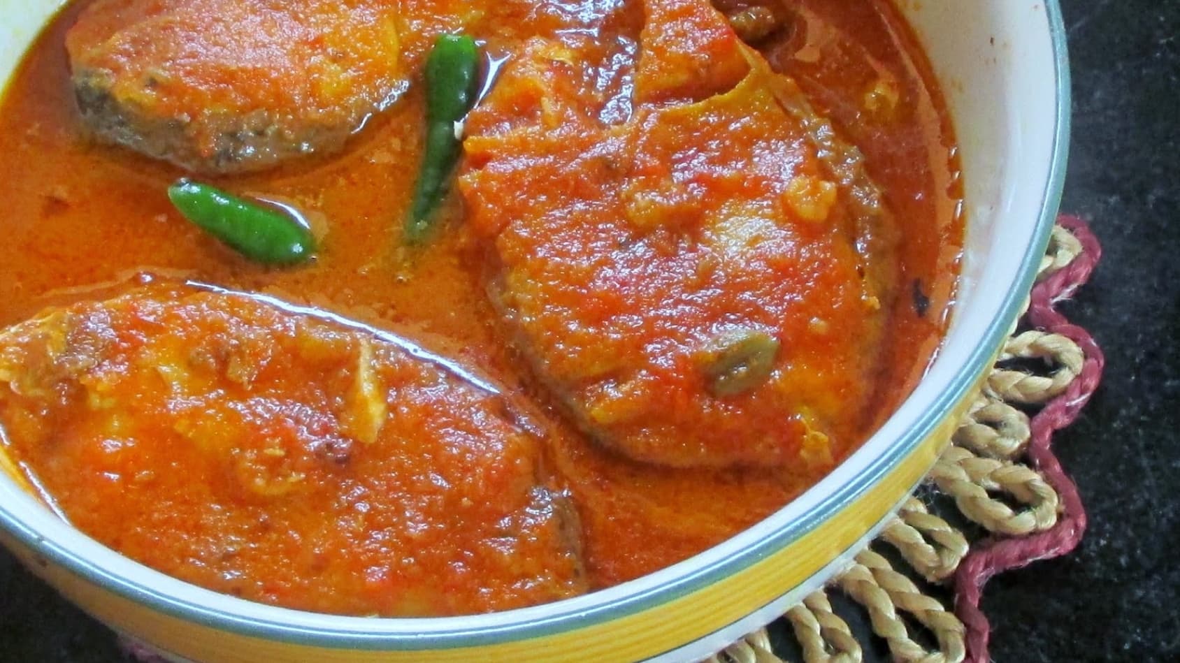 <p>Spicy fish curry made with rohu or katla in a rich gravy of onion, ginger, garlic and mustard oil. (Picture by Sebestian Shultz, Wikimedia Commons)</p>