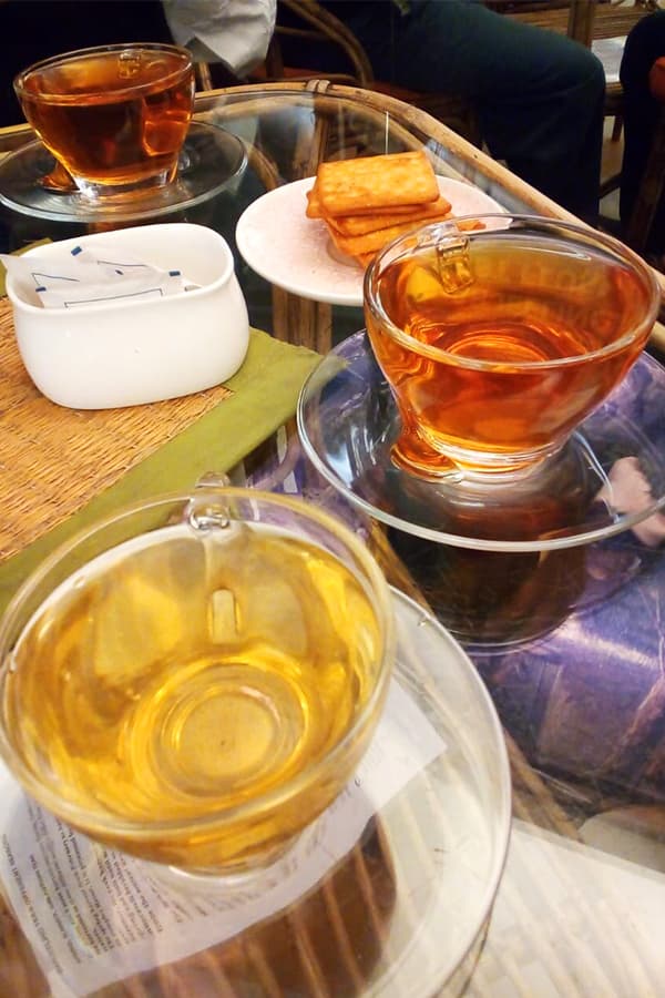 <p><em>Cups of warm Darjeeling Tea at Golden Tips. (Picture by Debasree1983, Wikimedia Commons)&nbsp;</em></p>
