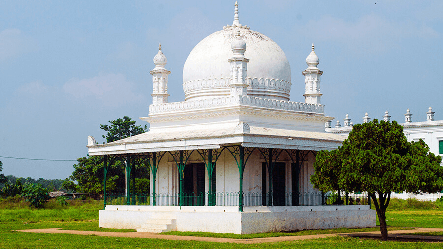 <p>There are two Madina mosques — old and new.</p>