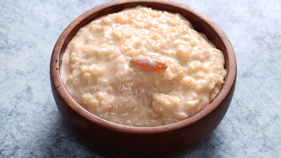 <p>Creamy payesh enriched with the sweet aroma of khejur gur.</p>