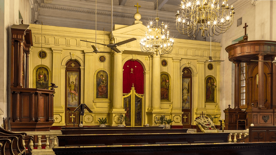 <p>The interiors of the Greek Orthodox Church. (Picture by DeepanjanGhosh, Wikimedia Commons)&nbsp;</p>