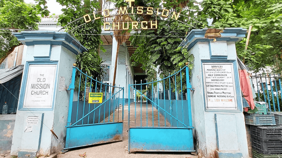 <p>The entrance to the Old Mission Church. (Picture by Pinakpani, Wikimedia Commons)</p>