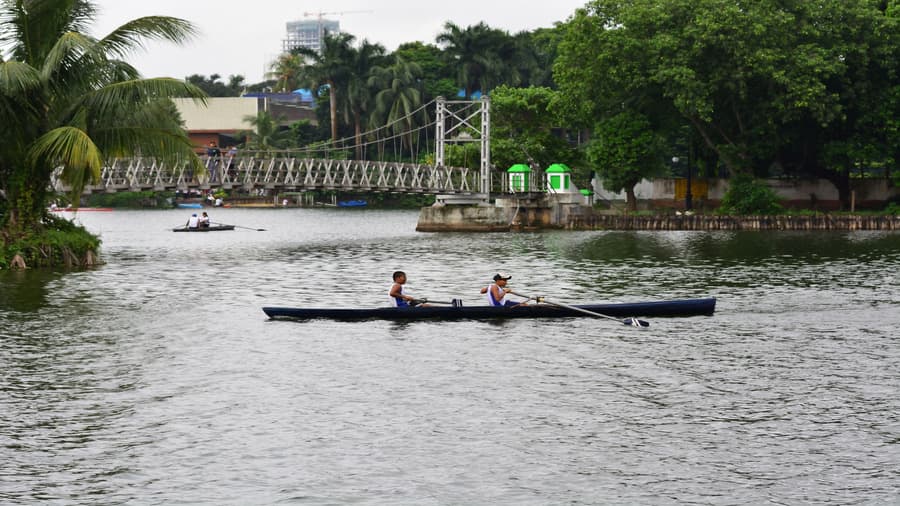 <p>Rabindra Sarobar’s calm waters and lush greens are favoured by rowers, birdwatchers and families seeking open spaces for children. (Picture by Kinjal Bose, Wikimedia Commons)</p>