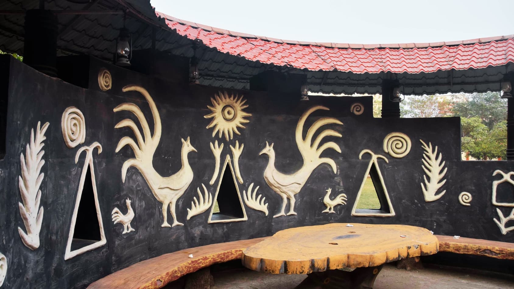 <p>Circular seating areas with walls adorned with relief carvings are perfect for relaxed conversations.</p>