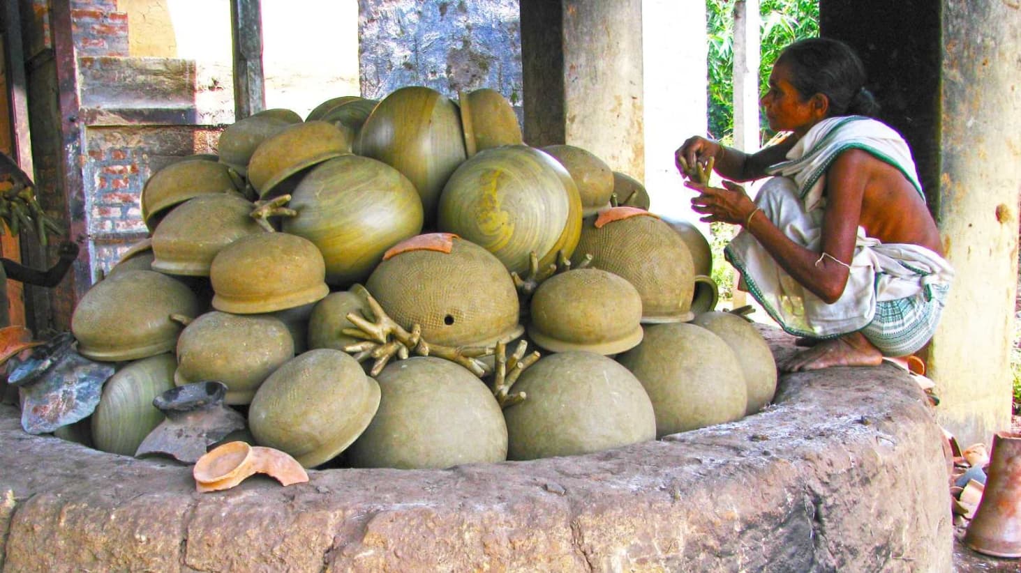 <p>Traditionally, the baking process of clay takes place in a carefully constructed bhati (furnace).&nbsp;</p>