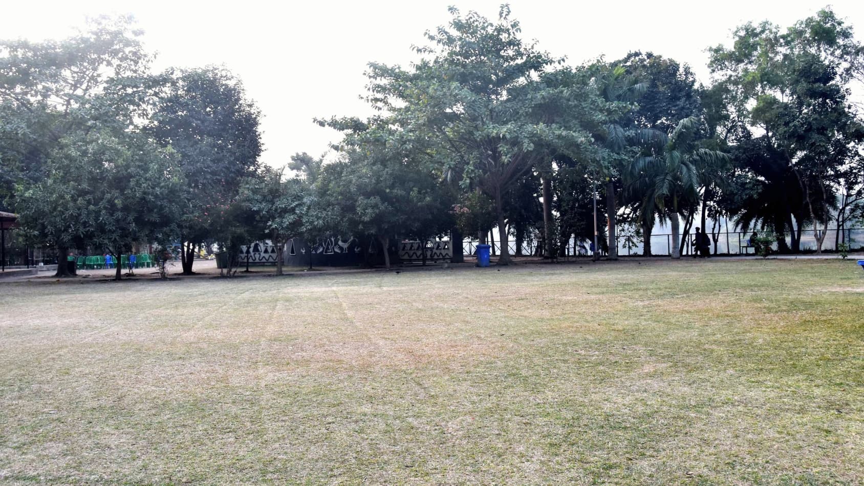 <p>The sprawling lawns invite slow strolls and relaxed picnics.</p>