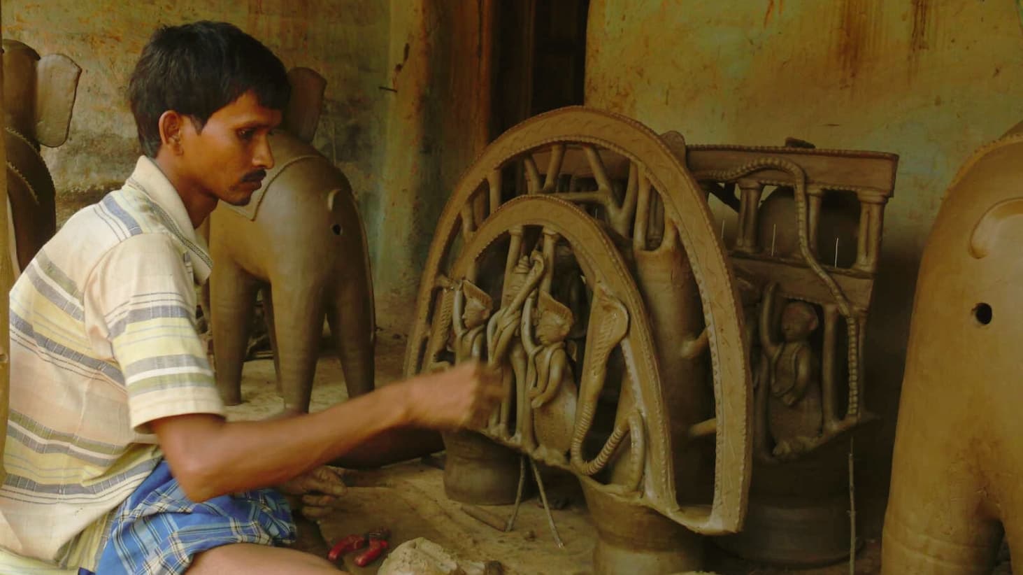<p>A kumbhakar building a Manasa Chali.</p>