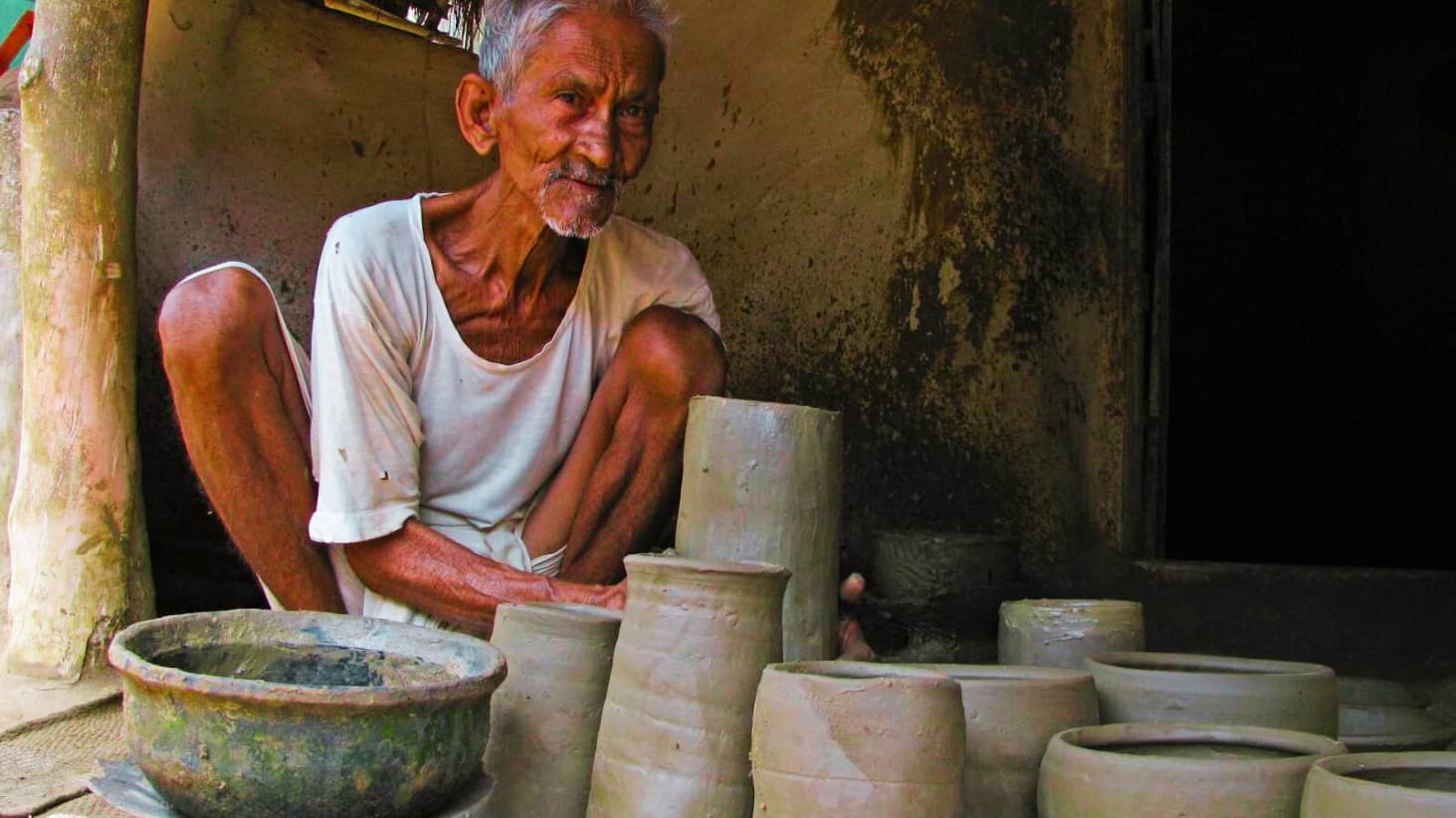 <p>A veteran Kumbhakar making terracotta pots.</p>