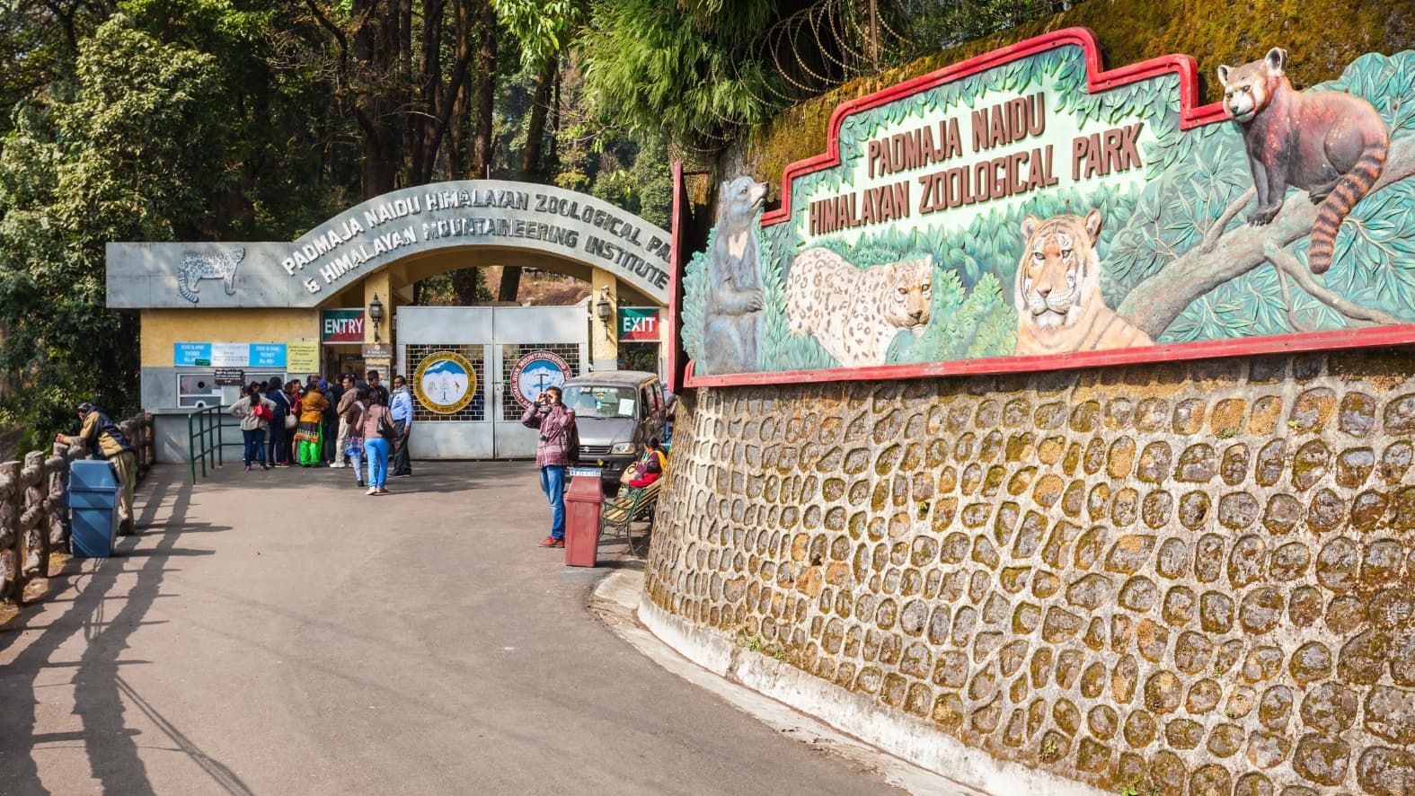 <p>The main entrance to the Padmaja Naidu Himalayan Zoological Park features a colourful mural of the zoo’s star residents, including the Snow Leopard, Tiger and Red Panda. (Shutterstock)</p>