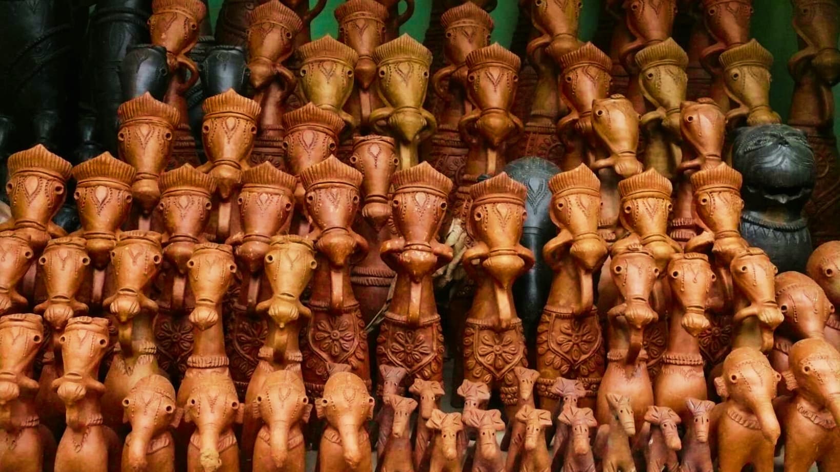  Long-neck terracotta horses on display at Panchmura in Bankura. (All pictures by author)