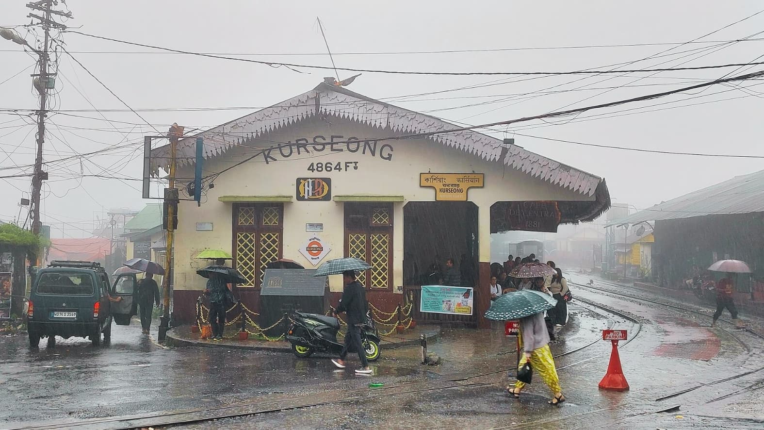 <p>The Kurseong Station stands 4,864 feet above sea level. (Picture by Pinakpani, Wikimedia Commons)</p>