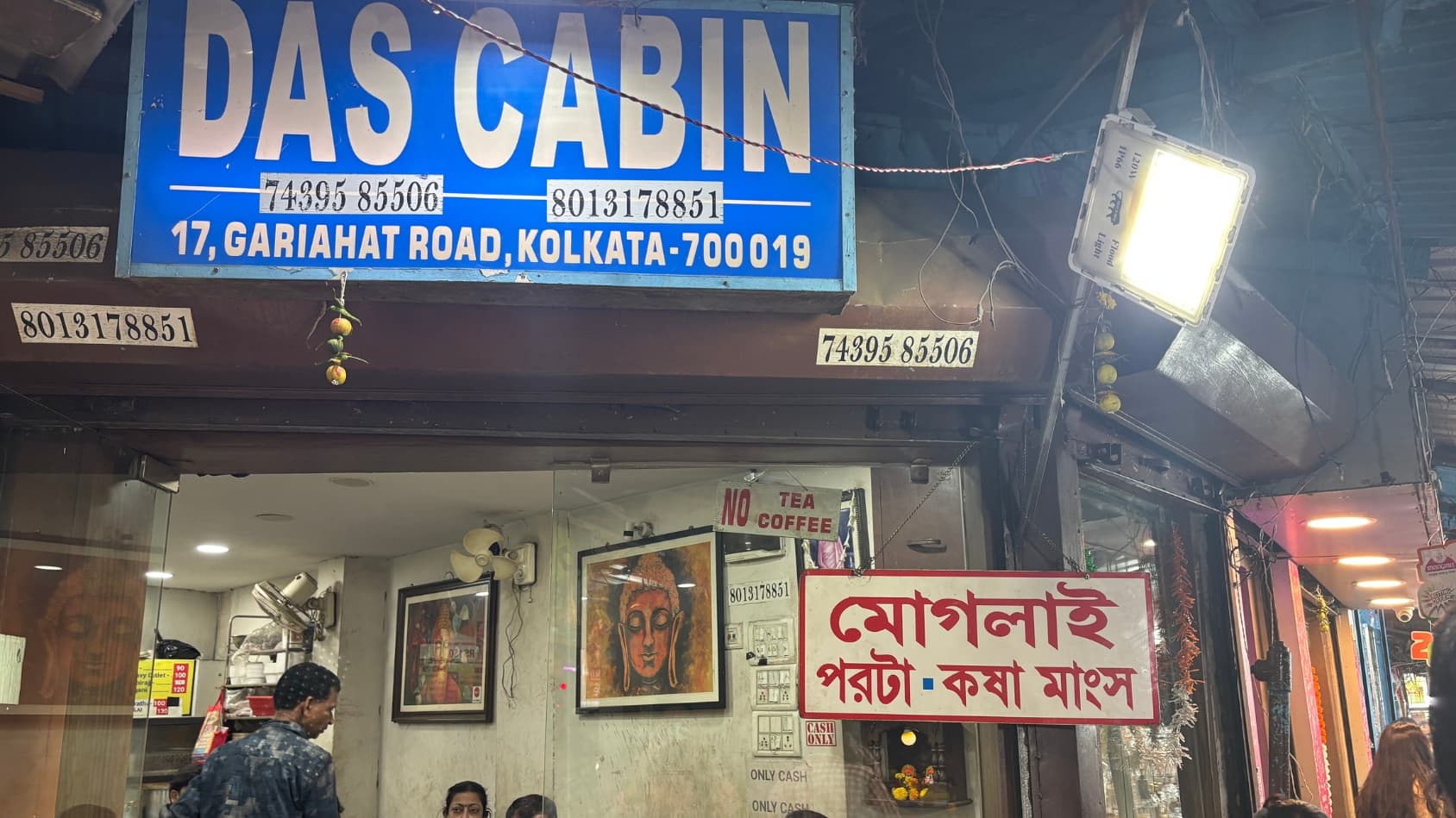 <p>A glimpse of a traditional "cabin" on Gariahat Road.</p>