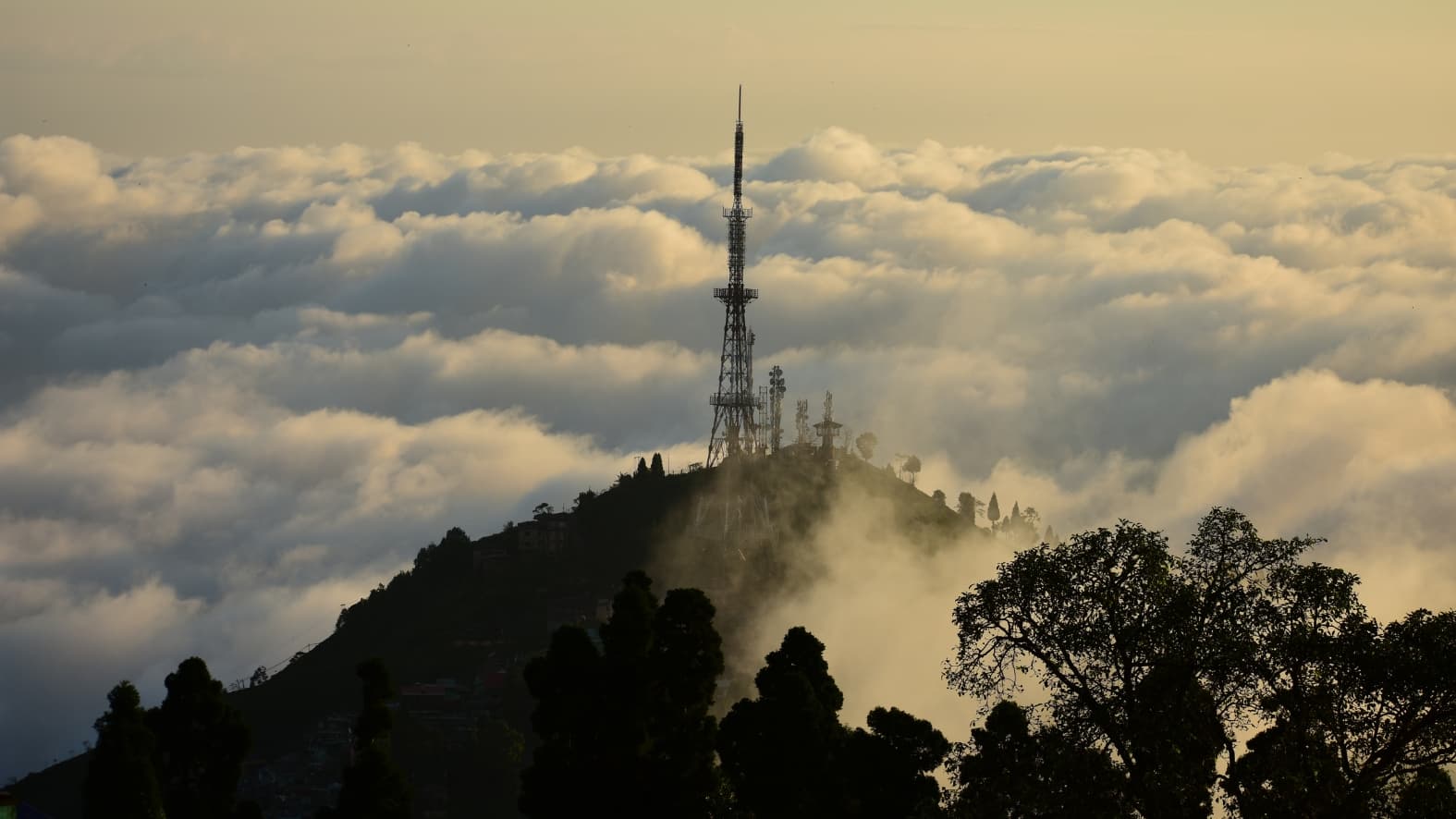 <p>Giddha Pahar View Point offers a gentle introduction to Kurseong, with views of rolling hills in the distance. (Shutterstock)</p>