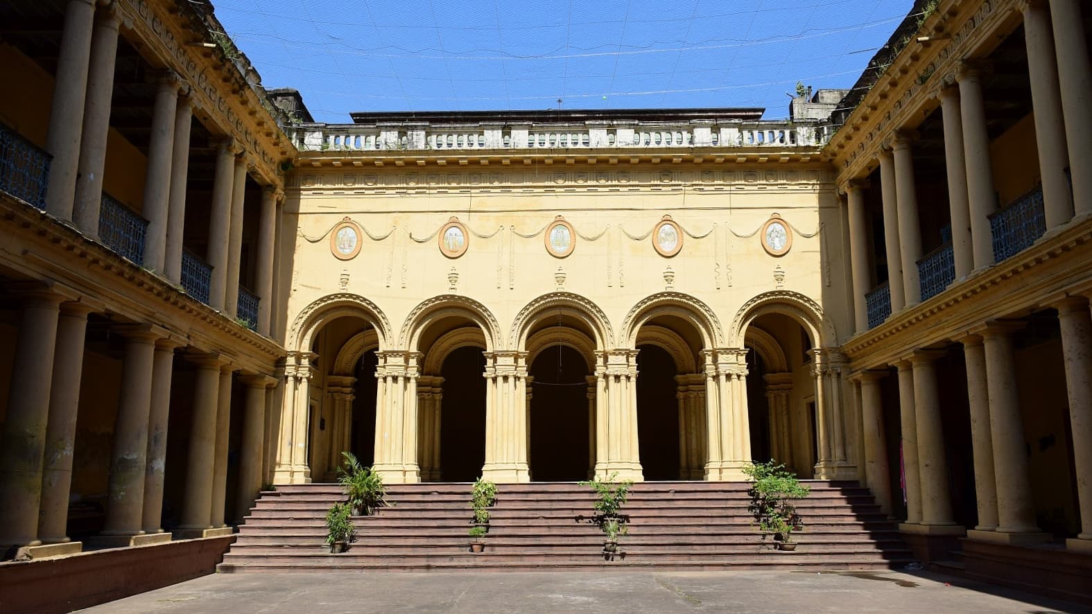 <p>Thakurdalan and courtyard of Jorasanko Rajbari.</p>