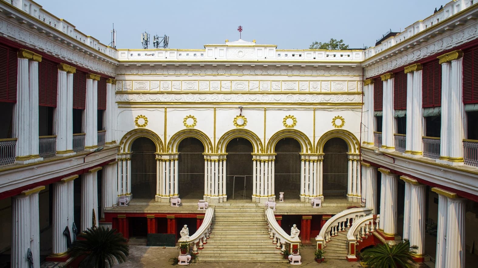 <p>Thakurdalan and courtyard of Khelat Bhawan. (Photo: Rangan Datta, Wikimedia Commons)</p>