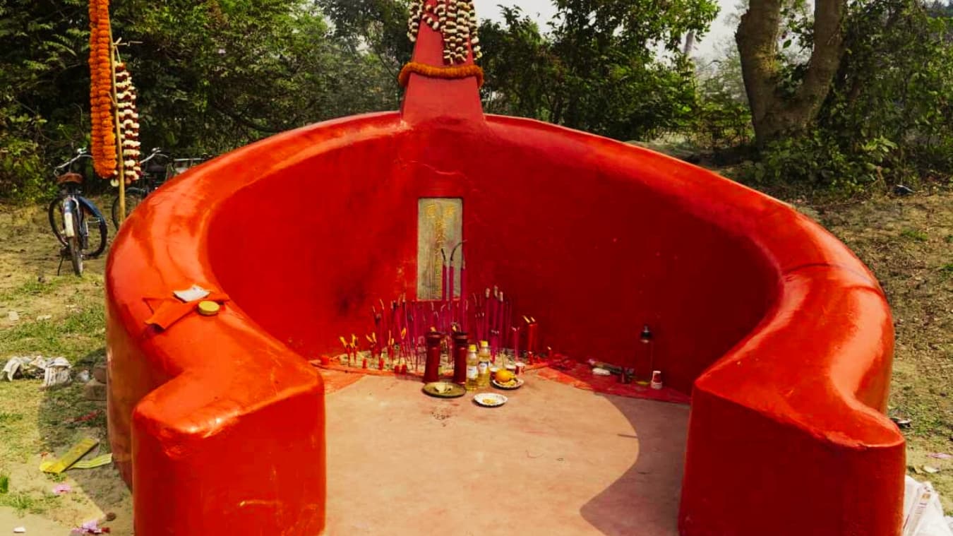 <p>Horseshoe-shaped grave of Atchew on the banks of the Hooghly.</p><p>&nbsp;</p>