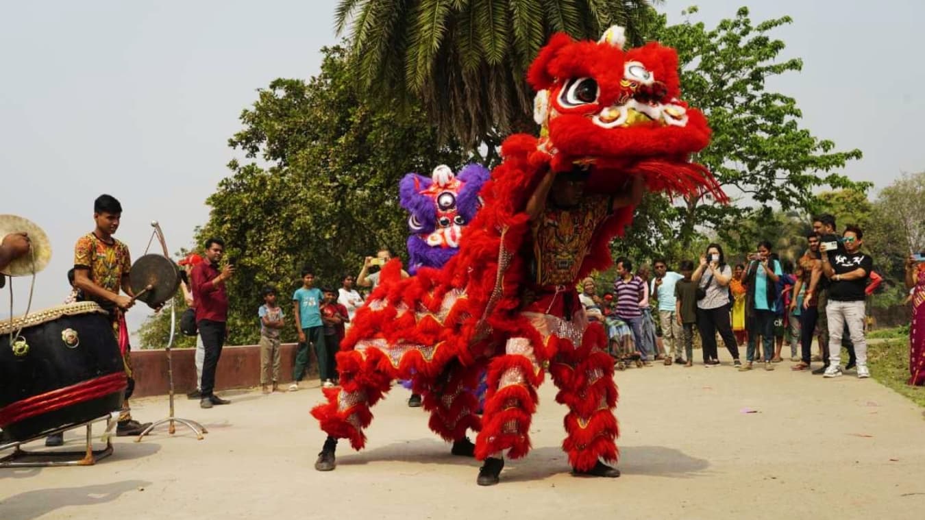 <p>Lion dancers performing in front of the banks of the Hooghly.</p><p>&nbsp;</p>